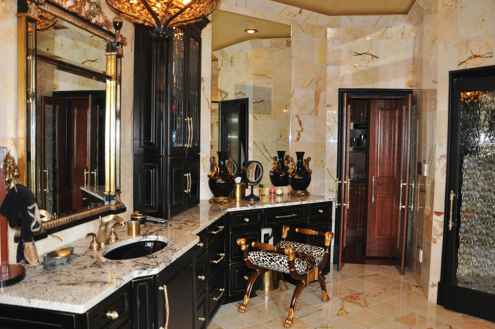 Exempel på ett mycket stort klassiskt en-suite badrum, med ett undermonterad handfat, luckor med profilerade fronter, svarta skåp, en dubbeldusch, beige kakel och beige väggar
