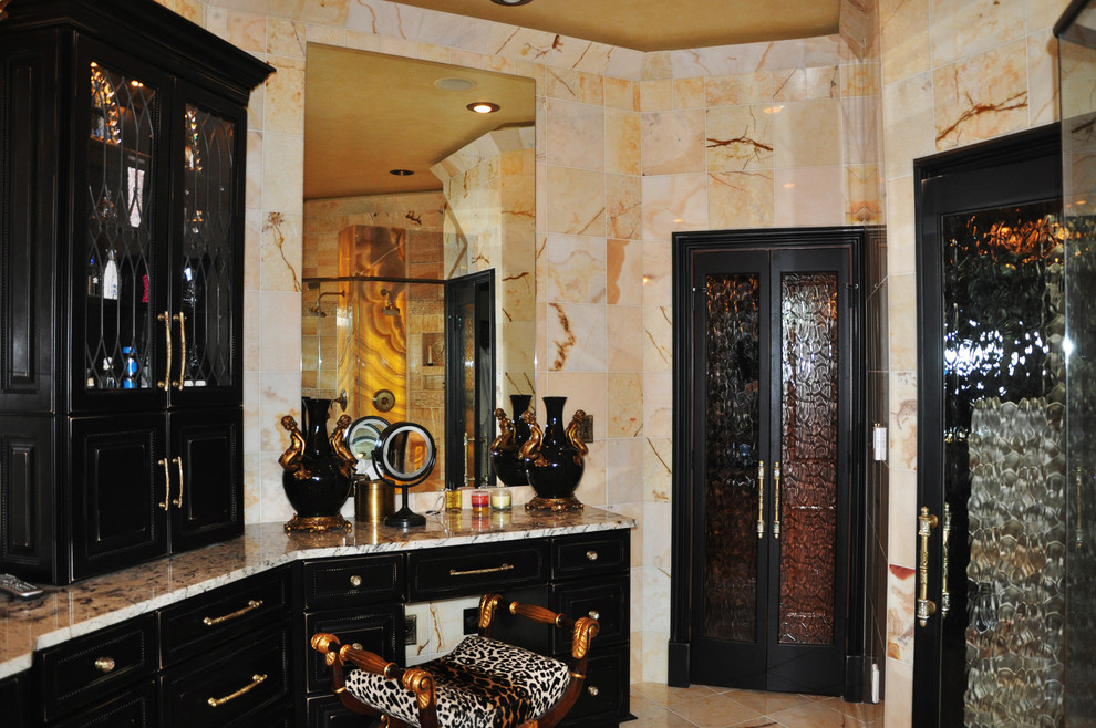 Ispirazione per un'ampia stanza da bagno padronale tradizionale con lavabo sottopiano, ante a filo, ante nere, doccia doppia, piastrelle beige e pareti beige