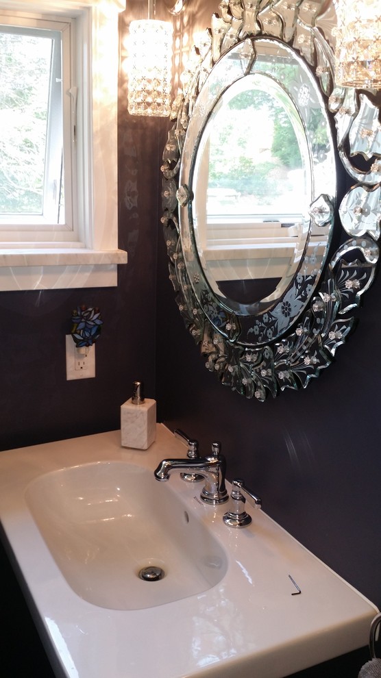 Cette image montre une petite salle de bain design avec un mur violet et un lavabo posé.
