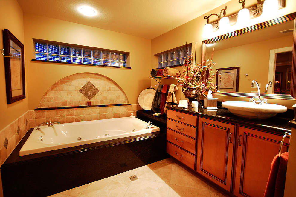 Idéer för ett mellanstort eklektiskt en-suite badrum, med luckor med upphöjd panel, skåp i mellenmörkt trä, ett platsbyggt badkar, beige kakel, keramikplattor, beige väggar, klinkergolv i keramik, ett fristående handfat och granitbänkskiva