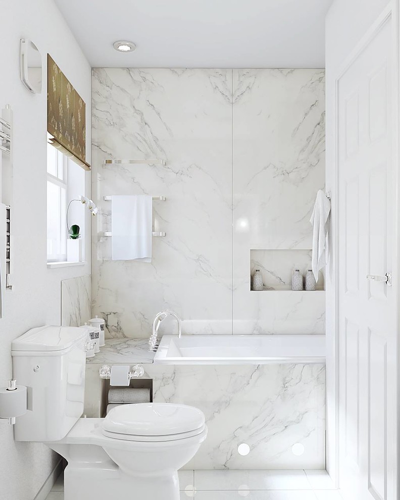 Klassisk inredning av ett litet grå grått badrum för barn, med skåp i shakerstil, vita skåp, ett platsbyggt badkar, en toalettstol med separat cisternkåpa, vit kakel, keramikplattor, vita väggar, marmorgolv, ett nedsänkt handfat, marmorbänkskiva och vitt golv