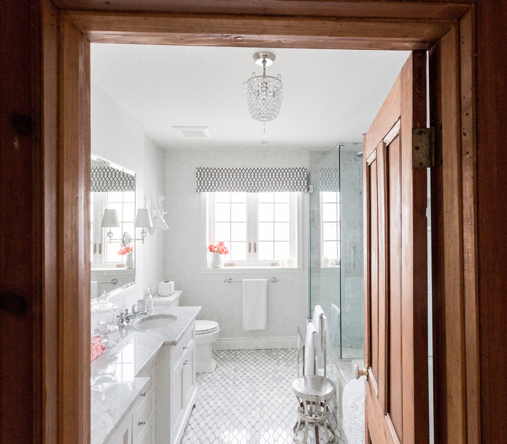 Inspiration for a transitional bathroom remodel in Montreal