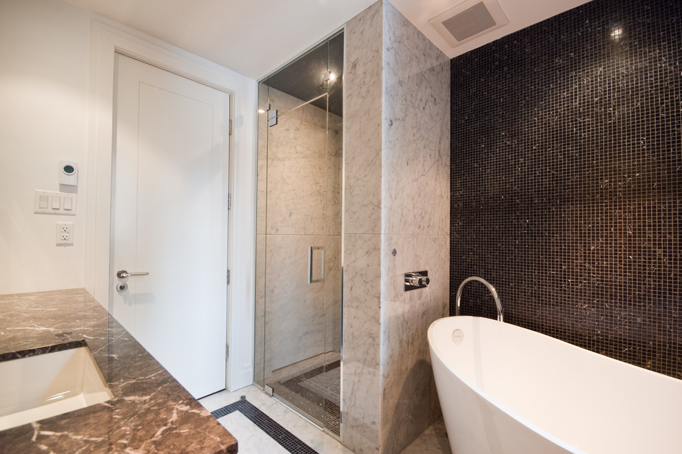 Example of a small trendy master black tile and glass tile marble floor bathroom design in Montreal with flat-panel cabinets, black cabinets, a two-piece toilet, beige walls, an undermount sink, marble countertops and a hinged shower door