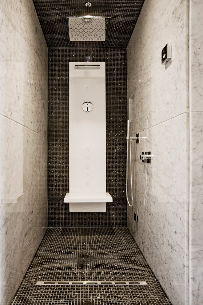 Immagine di una stanza da bagno padronale minimalista di medie dimensioni con ante lisce, ante nere, vasca freestanding, doccia alcova, WC a due pezzi, piastrelle nere, piastrelle di vetro, pareti beige, pavimento in marmo, lavabo sottopiano e top in marmo