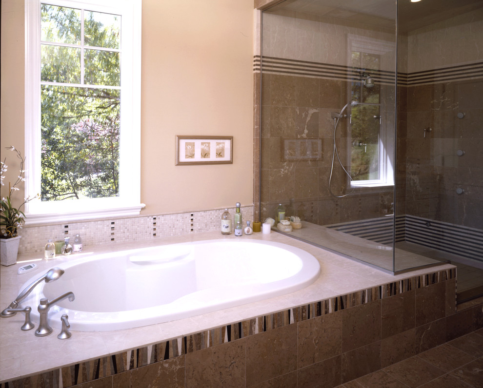 Стильный дизайн: большая главная ванная комната в классическом стиле с фасадами с декоративным кантом, белыми фасадами, накладной ванной, двойным душем, унитазом-моноблоком, коричневой плиткой, плиткой из известняка, бежевыми стенами, полом из линолеума, врезной раковиной, мраморной столешницей, коричневым полом и душем с распашными дверями - последний тренд