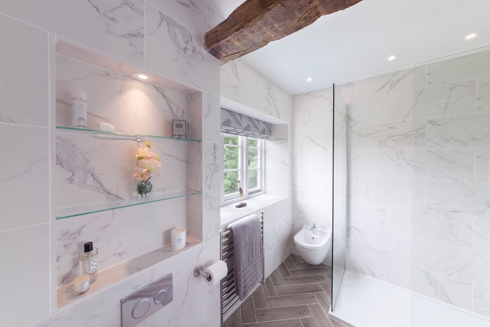 Стильный дизайн: главная ванная комната среднего размера в стиле кантри с открытым душем, биде, белой плиткой, мраморной плиткой, белыми стенами, полом из керамогранита, консольной раковиной, серым полом и открытым душем - последний тренд