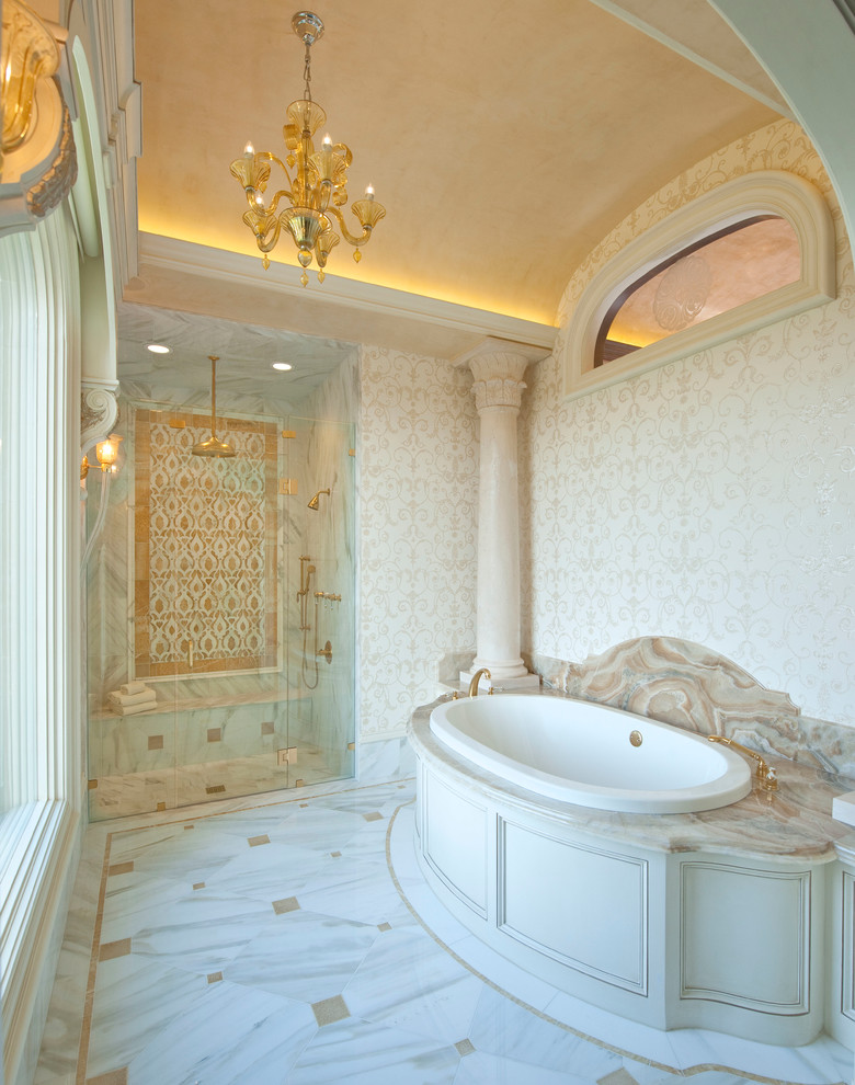 Immagine di una stanza da bagno tradizionale con vasca da incasso e doccia a filo pavimento