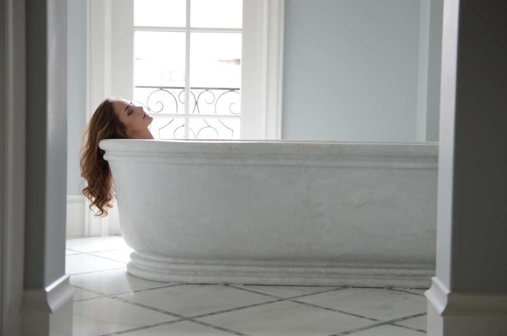 Imagen de cuarto de baño mediterráneo con bañera encastrada y ducha a ras de suelo