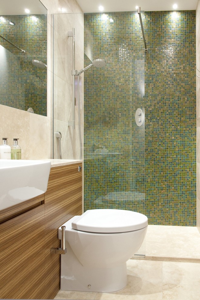 Cette image montre une salle de bain design en bois foncé de taille moyenne avec un lavabo posé, une douche d'angle, un carrelage vert, des carreaux de céramique, un mur blanc et un sol en carrelage de céramique.