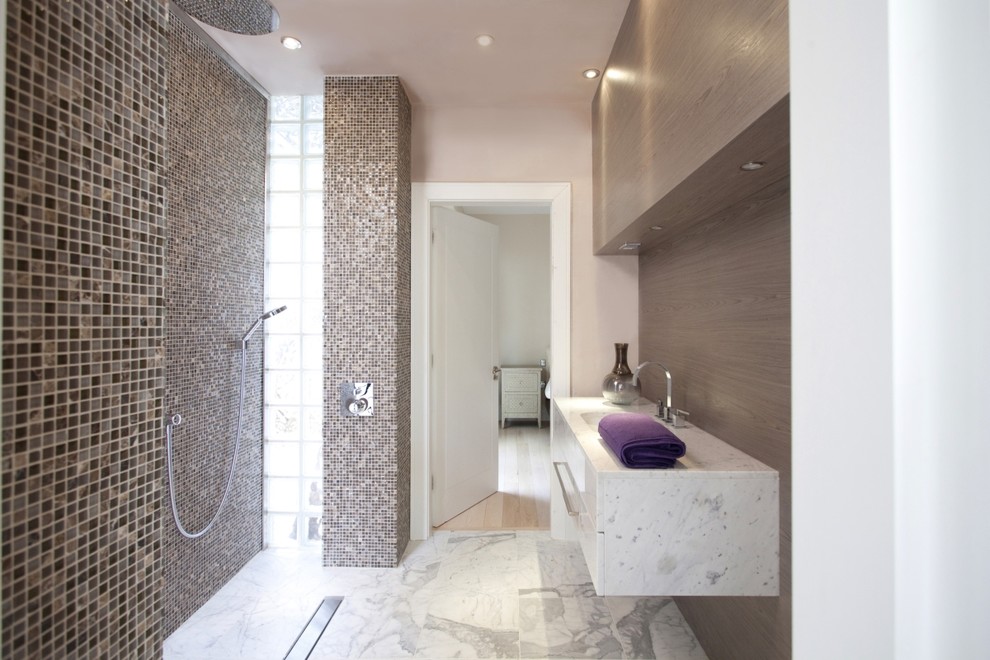 Idées déco pour une salle de bain contemporaine de taille moyenne avec un placard à porte plane, une douche double, un carrelage multicolore, mosaïque, un mur multicolore et un sol en galet.