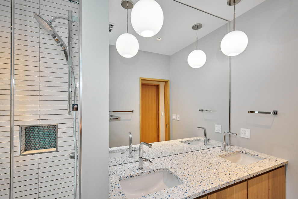 Idées déco pour une salle de bain rétro en bois vieilli avec un bidet, un mur gris, carreaux de ciment au sol et meuble double vasque.