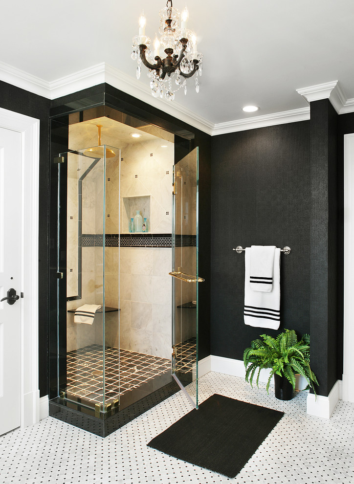 Klassisk inredning av ett mellanstort badrum, med ett undermonterad handfat, vita skåp, en hörndusch, svart kakel och svarta väggar