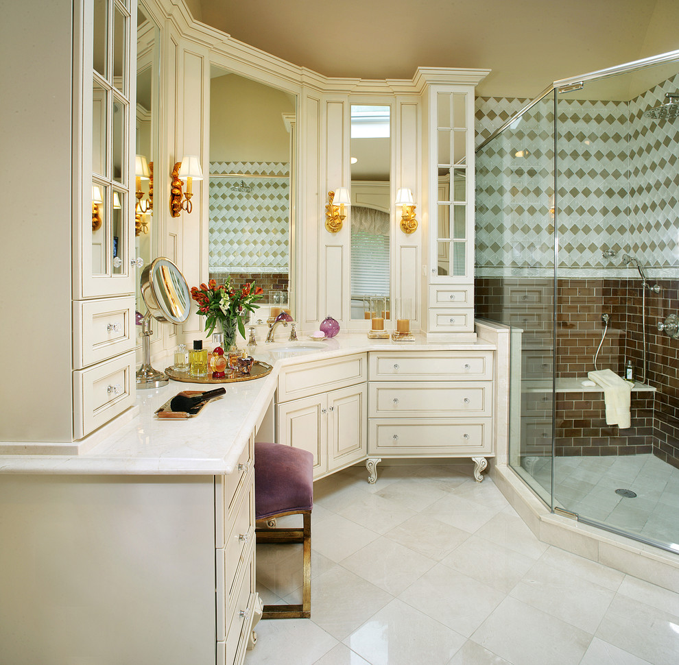 Ispirazione per una stanza da bagno classica di medie dimensioni con lavabo sottopiano, ante bianche, top in marmo, doccia ad angolo, WC monopezzo, pavimento in marmo e ante con riquadro incassato