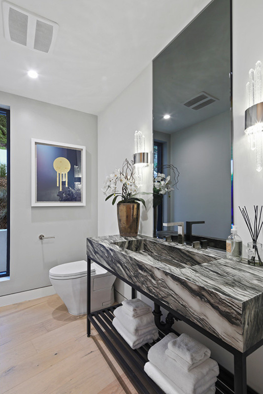 Idéer för mellanstora funkis flerfärgat badrum med dusch, med en toalettstol med hel cisternkåpa, grå väggar, ljust trägolv, ett integrerad handfat, bänkskiva i kvarts och beiget golv