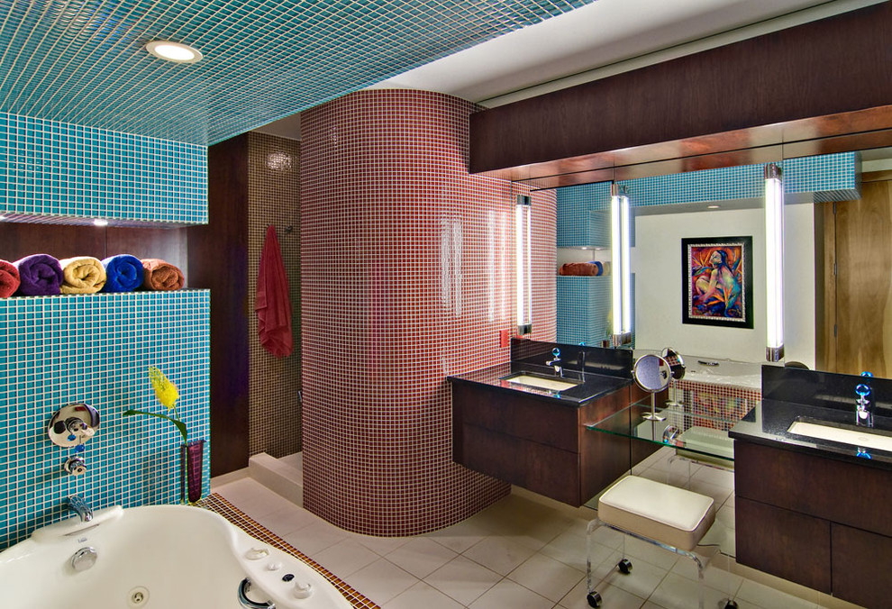 Foto på ett mellanstort eklektiskt en-suite badrum, med mosaik, ett platsbyggt badkar, en öppen dusch, flerfärgad kakel, flerfärgade väggar, ett undermonterad handfat och med dusch som är öppen