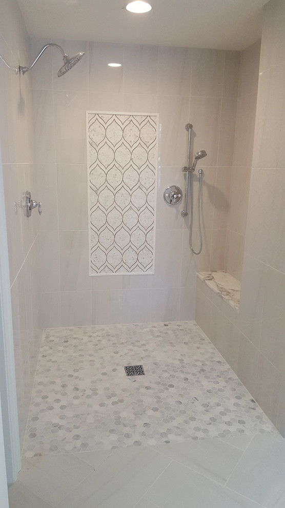Источник вдохновения для домашнего уюта: главная ванная комната среднего размера в классическом стиле с душем без бортиков, белой плиткой, мраморной плиткой, серыми стенами, мраморным полом, серым полом и открытым душем