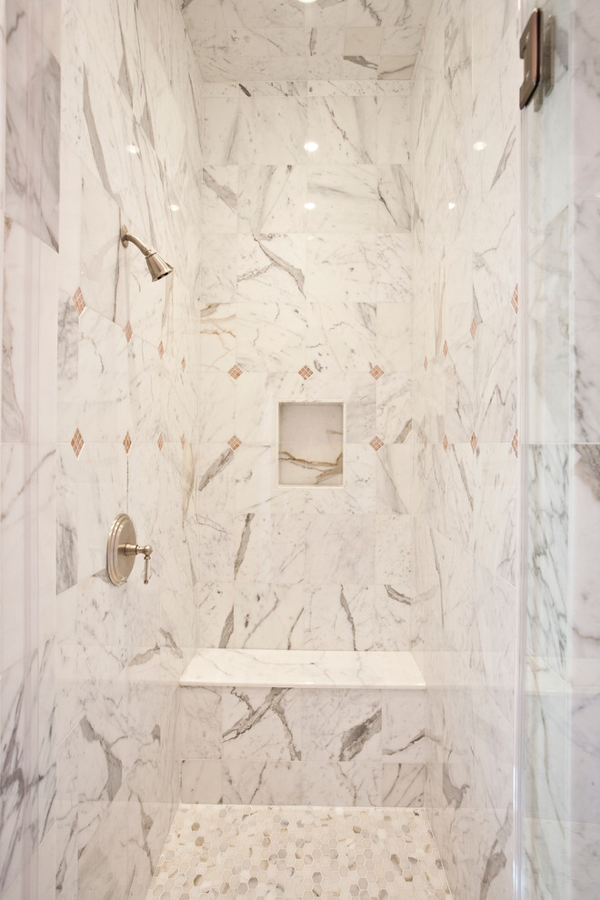 Foto på ett mycket stort medelhavsstil badrum, med ett fristående handfat, marmorbänkskiva, ett badkar med tassar, en dusch i en alkov, en toalettstol med separat cisternkåpa, vit kakel, stenkakel och marmorgolv