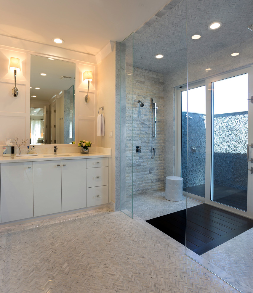 Идея дизайна: большая главная ванная комната в стиле неоклассика (современная классика) с плоскими фасадами, белыми фасадами, мраморной столешницей, открытым душем, белой плиткой, каменной плиткой, белыми стенами, полом из мозаичной плитки и открытым душем