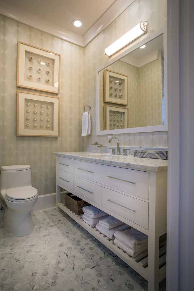 Modelo de cuarto de baño clásico renovado pequeño con lavabo bajoencimera, armarios con paneles lisos, puertas de armario blancas, encimera de mármol, sanitario de una pieza, paredes grises y suelo con mosaicos de baldosas