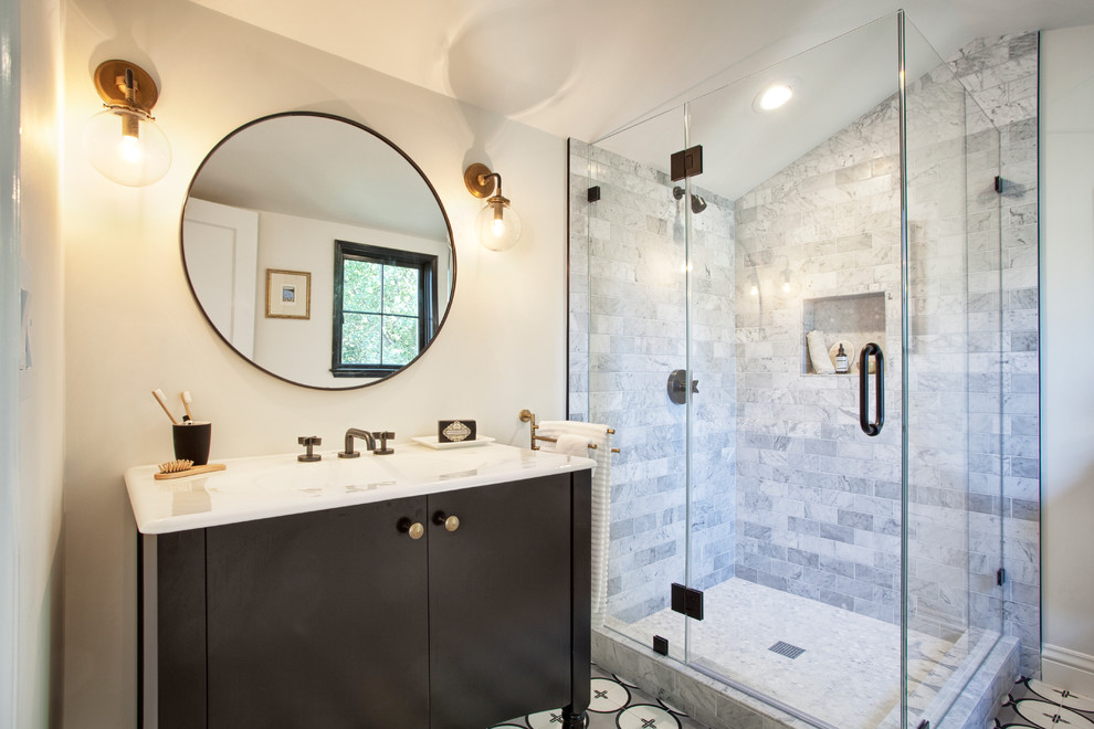Идея дизайна: ванная комната в стиле неоклассика (современная классика) с черными фасадами, угловым душем, раздельным унитазом, черно-белой плиткой, каменной плиткой, белыми стенами, бетонным полом, душевой кабиной, монолитной раковиной и столешницей из искусственного камня