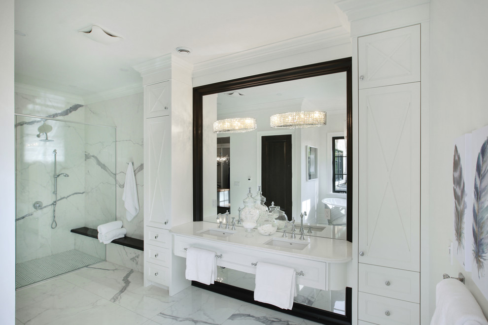 Foto på ett mellanstort en-suite badrum, med luckor med infälld panel, vita skåp, en hörndusch, svart och vit kakel, porslinskakel, klinkergolv i porslin, ett undermonterad handfat och flerfärgat golv