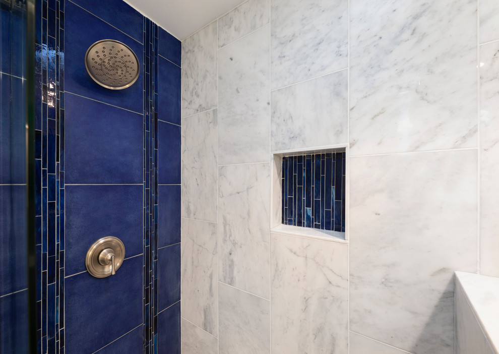 Источник вдохновения для домашнего уюта: главная ванная комната среднего размера в стиле модернизм с фасадами в стиле шейкер, серыми фасадами, душевой комнатой, унитазом-моноблоком, синей плиткой, плиткой из листового стекла, белыми стенами, мраморным полом, монолитной раковиной, столешницей из искусственного кварца, белым полом, душем с раздвижными дверями и белой столешницей