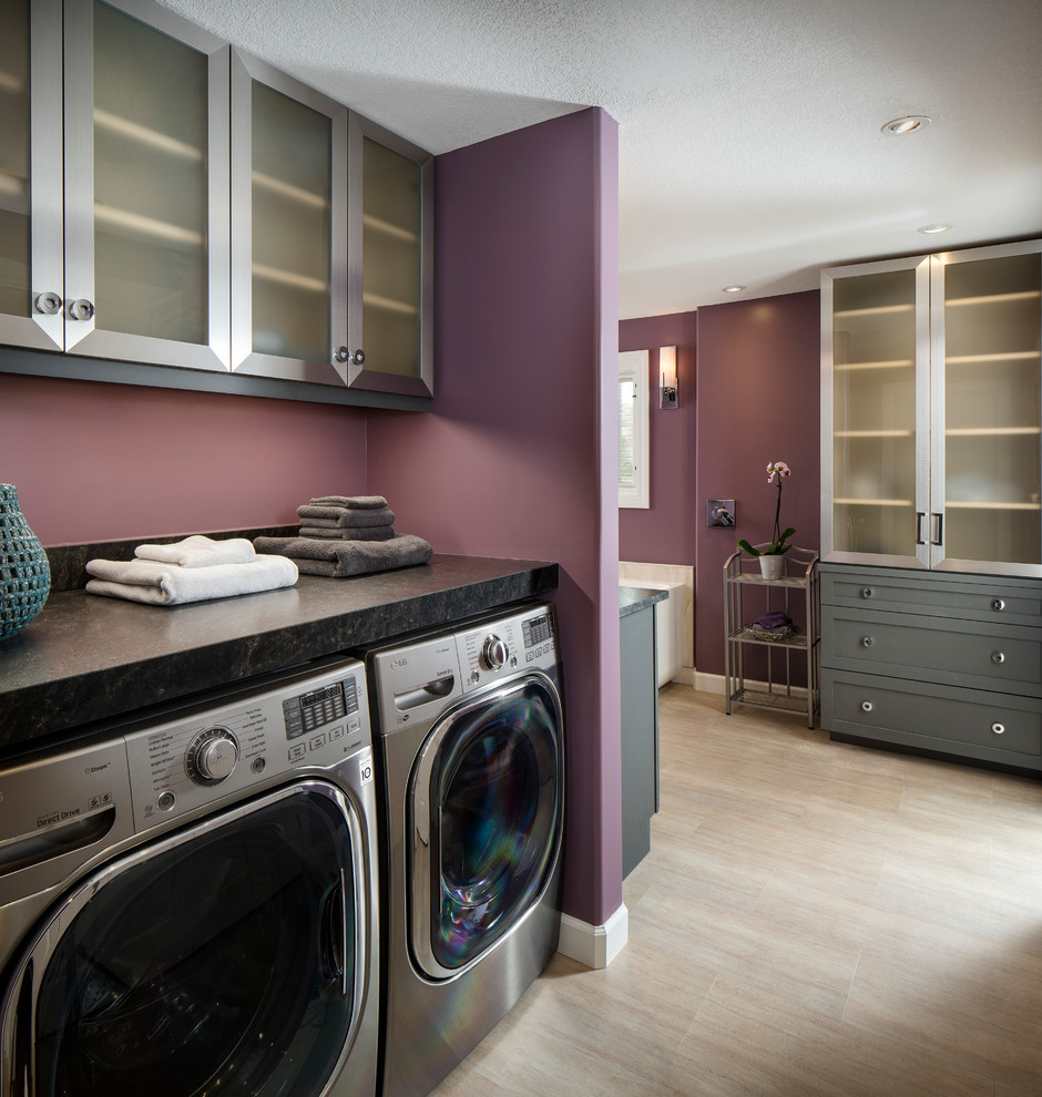 Réalisation d'une grande salle de bain principale design avec un placard à porte shaker, des portes de placard grises, une baignoire indépendante, une douche à l'italienne, WC à poser, un mur violet, un lavabo encastré, un plan de toilette en granite, un carrelage beige, du carrelage en marbre, parquet clair, un sol beige, aucune cabine et buanderie.