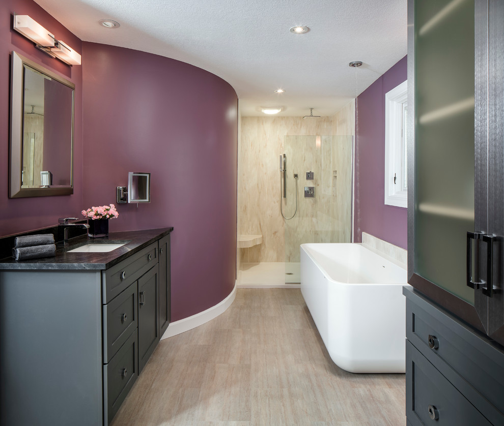 Стильный дизайн: большая главная ванная комната в современном стиле с фасадами в стиле шейкер, серыми фасадами, отдельно стоящей ванной, душем без бортиков, унитазом-моноблоком, фиолетовыми стенами, врезной раковиной, столешницей из гранита, бежевой плиткой, мраморной плиткой, светлым паркетным полом, бежевым полом и открытым душем - последний тренд