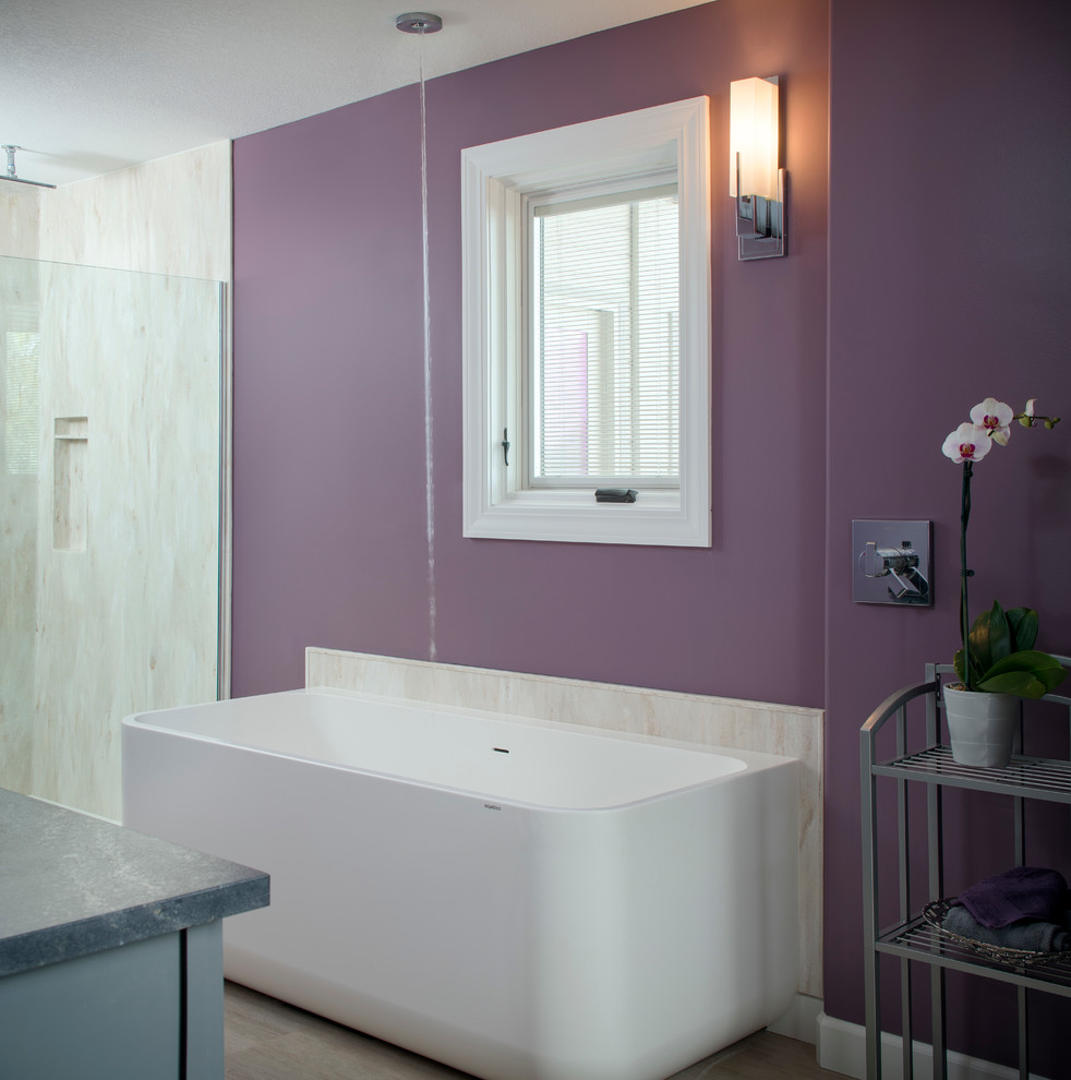 Источник вдохновения для домашнего уюта: большая главная ванная комната в современном стиле с фасадами в стиле шейкер, серыми фасадами, отдельно стоящей ванной, душем без бортиков, унитазом-моноблоком, фиолетовыми стенами, врезной раковиной, столешницей из гранита, бежевой плиткой, мраморной плиткой, светлым паркетным полом, бежевым полом и открытым душем