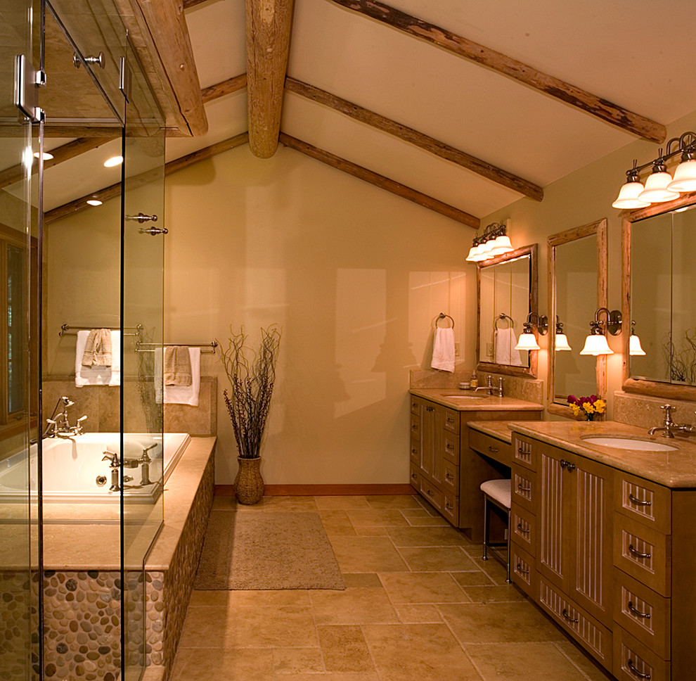 Esempio di una grande stanza da bagno padronale rustica con ante in stile shaker, ante in legno chiaro, vasca ad alcova, doccia ad angolo, pareti beige, pavimento in travertino e lavabo sottopiano