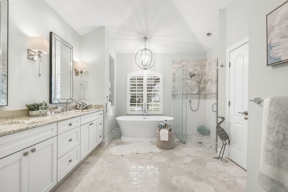 Inspiration för ett stort vintage en-suite badrum, med luckor med infälld panel, vita skåp, ett fristående badkar, en kantlös dusch, ett undermonterad handfat, marmorbänkskiva och dusch med gångjärnsdörr