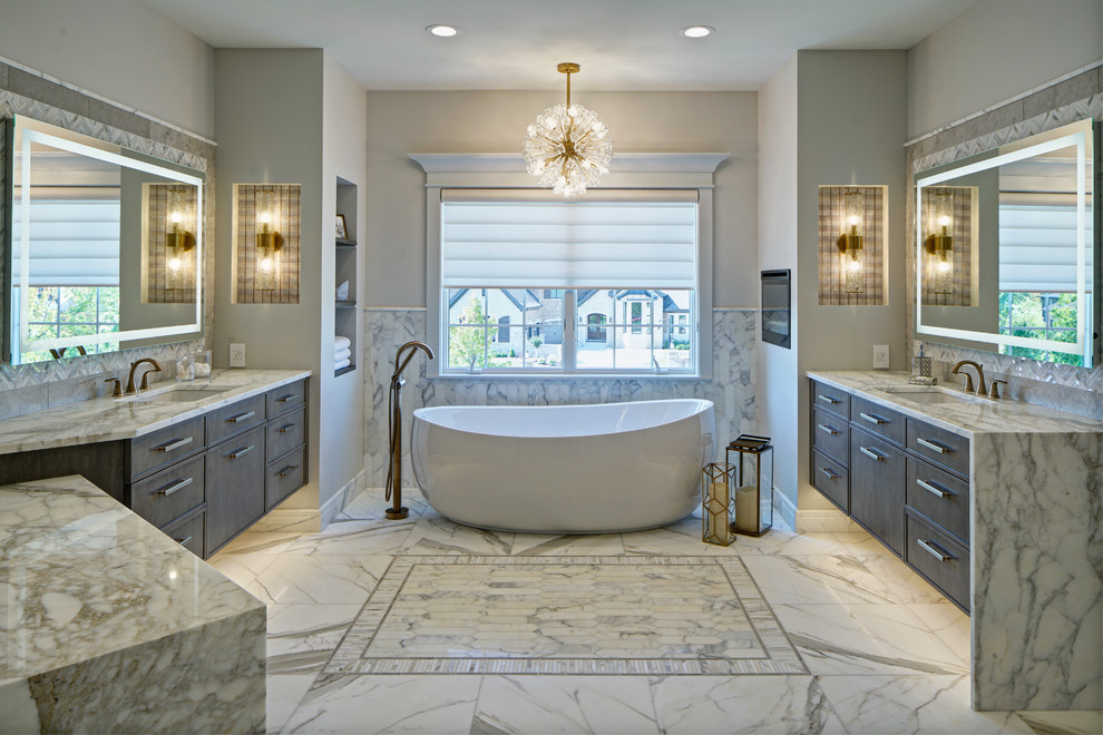 Idéer för ett stort klassiskt grå en-suite badrum, med ett fristående badkar, marmorgolv, marmorbänkskiva, släta luckor, skåp i mörkt trä, svart och vit kakel, marmorkakel, grå väggar, ett nedsänkt handfat och vitt golv