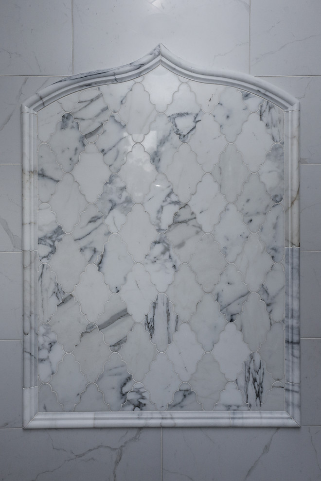 Immagine di un'ampia stanza da bagno padronale con ante lisce, ante bianche, vasca freestanding, doccia doppia, WC a due pezzi, piastrelle beige, piastrelle in pietra, pareti beige, pavimento in marmo, lavabo sottopiano e top in marmo