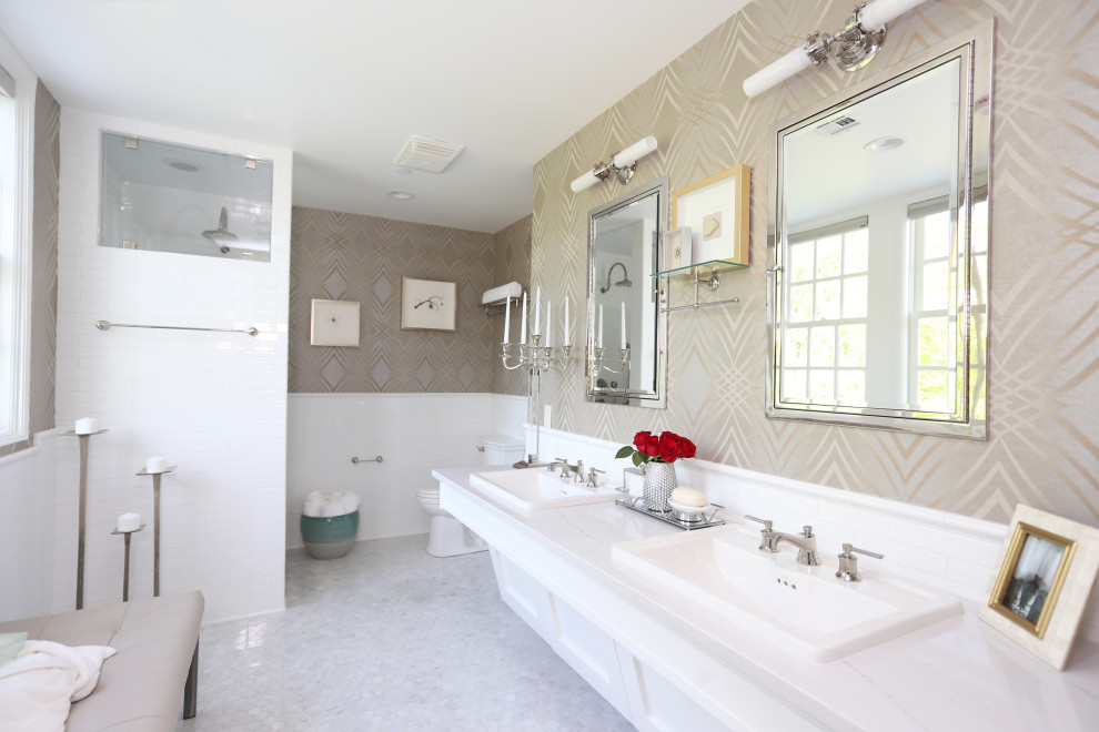 Exempel på ett mellanstort klassiskt vit vitt en-suite badrum, med skåp i shakerstil, vita skåp, en öppen dusch, gul kakel, keramikplattor, grå väggar, marmorgolv, ett undermonterad handfat, bänkskiva i kvarts och grått golv