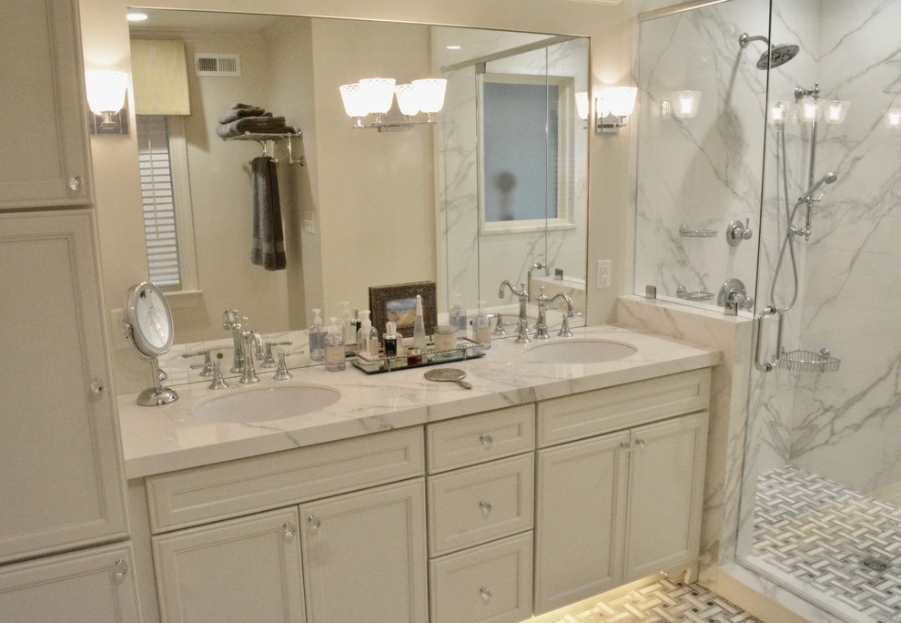 Стильный дизайн: главная ванная комната среднего размера в классическом стиле с фасадами с утопленной филенкой, белыми фасадами, открытым душем, белыми стенами, накладной раковиной, серым полом и душем с распашными дверями - последний тренд