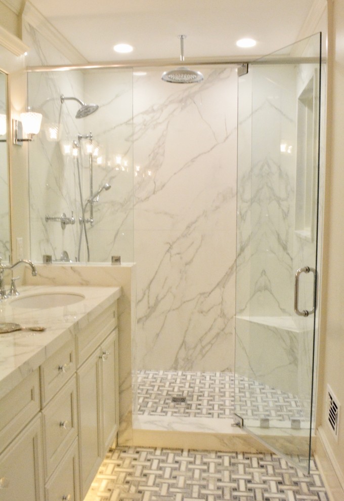 На фото: главная ванная комната среднего размера в классическом стиле с фасадами с утопленной филенкой, белыми фасадами, открытым душем, белыми стенами, накладной раковиной, серым полом и душем с распашными дверями