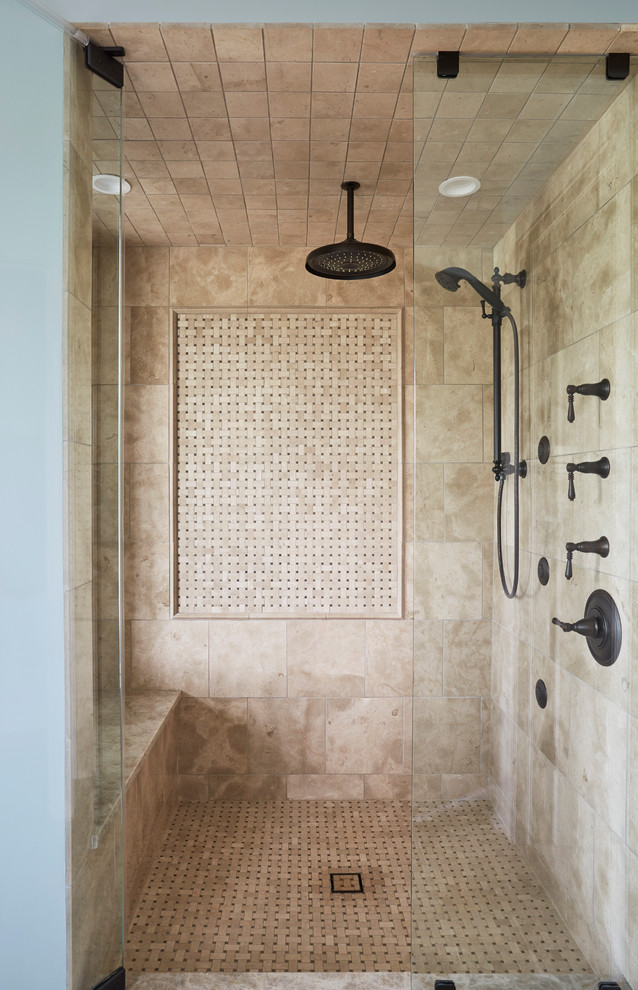 На фото: главная ванная комната среднего размера в классическом стиле с двойным душем, бежевой плиткой, каменной плиткой, бежевыми стенами, полом из известняка, бежевым полом и душем с распашными дверями