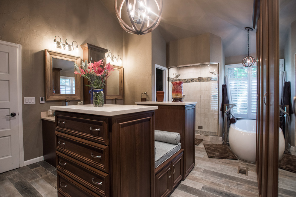 Exempel på ett klassiskt badrum, med ett fristående badkar, en hörndusch, beige kakel, keramikplattor, beige väggar, plywoodgolv, ett fristående handfat, bänkskiva i kvartsit, brunt golv och dusch med gångjärnsdörr