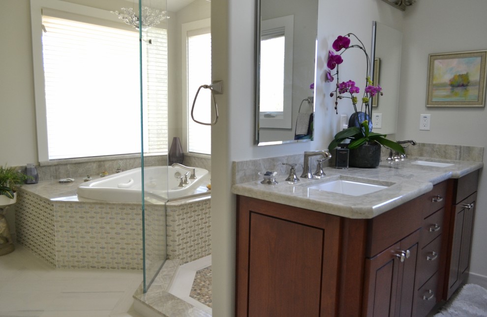 Idéer för att renovera ett stort vintage vit vitt en-suite badrum, med luckor med upphöjd panel, skåp i mellenmörkt trä, ett platsbyggt badkar, en öppen dusch, grön kakel, mosaik, grå väggar, klinkergolv i porslin, ett undermonterad handfat, bänkskiva i kvartsit, vitt golv och dusch med gångjärnsdörr
