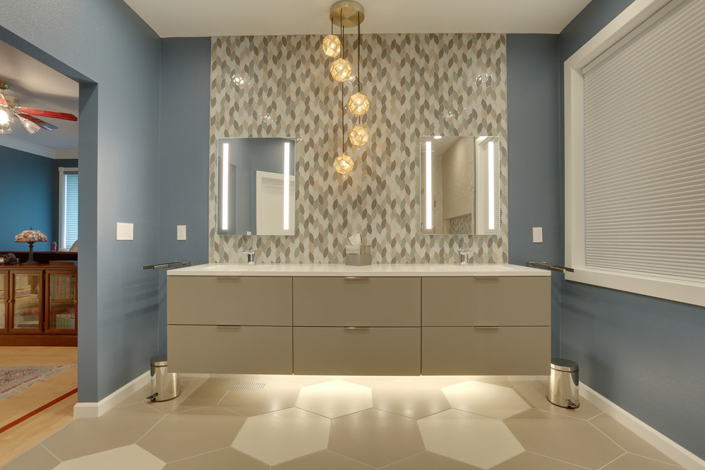 Пример оригинального дизайна: большая главная ванная комната в стиле модернизм с плоскими фасадами, серыми фасадами, открытым душем, бежевой плиткой, керамогранитной плиткой, синими стенами, полом из керамогранита, врезной раковиной, столешницей из искусственного кварца, бежевым полом и открытым душем