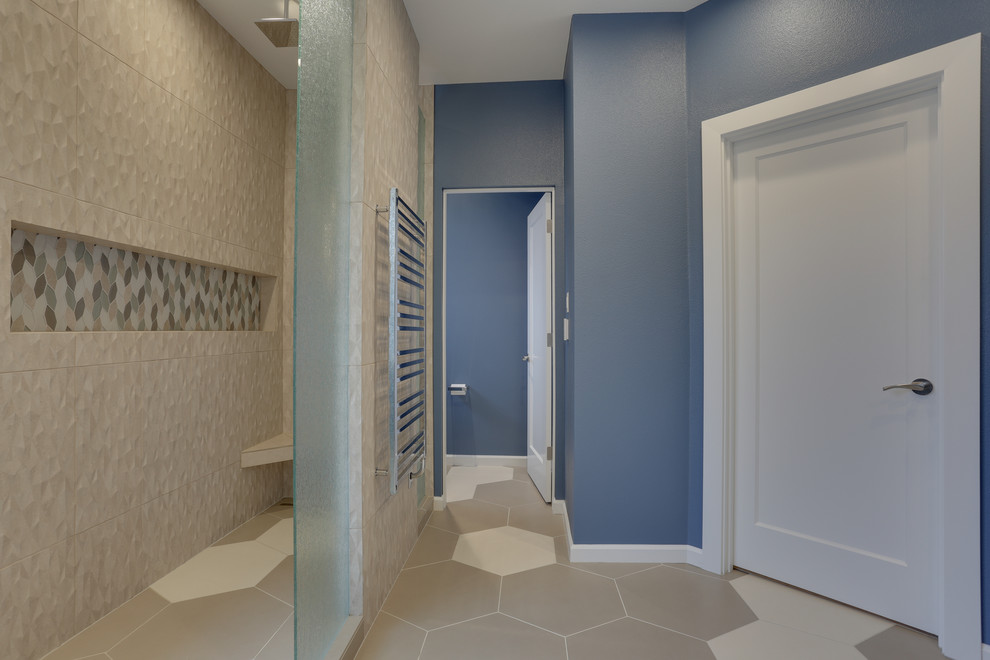 Modern inredning av ett stort en-suite badrum, med släta luckor, grå skåp, en öppen dusch, beige kakel, porslinskakel, blå väggar, klinkergolv i porslin, ett undermonterad handfat, bänkskiva i kvarts, beiget golv och med dusch som är öppen