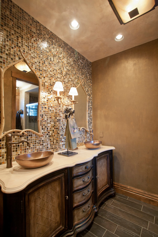 Inredning av ett klassiskt mellanstort en-suite badrum, med ett fristående handfat, luckor med infälld panel, beige kakel, mosaik och bruna väggar
