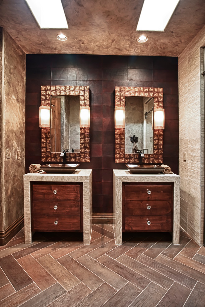 Стильный дизайн: ванная комната среднего размера: освещение в современном стиле с настольной раковиной, плоскими фасадами, коричневой плиткой, душевой кабиной и темными деревянными фасадами - последний тренд