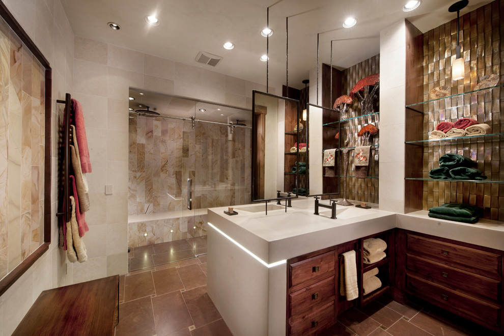 Inredning av ett klassiskt mellanstort en-suite badrum, med ett integrerad handfat, luckor med upphöjd panel, skåp i mellenmörkt trä, en kantlös dusch och vita väggar