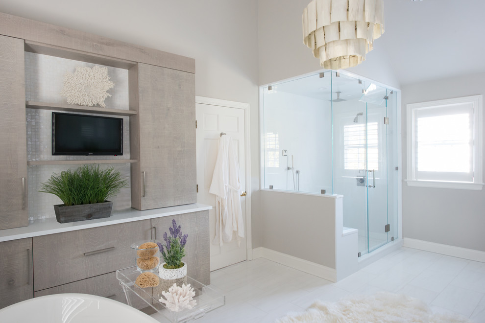 Свежая идея для дизайна: большая главная ванная комната в современном стиле с плоскими фасадами, серыми фасадами, отдельно стоящей ванной, душем в нише, раздельным унитазом, белой плиткой, керамогранитной плиткой, серыми стенами, полом из известняка, врезной раковиной, столешницей из искусственного кварца и белым полом - отличное фото интерьера