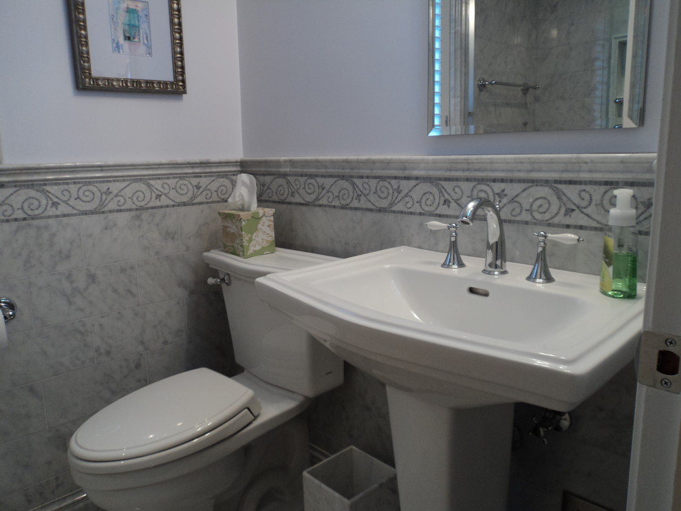 Cette image montre une petite salle de bain principale traditionnelle avec WC séparés, un carrelage gris, un carrelage de pierre, un lavabo de ferme, une baignoire en alcôve, un combiné douche/baignoire, un mur gris, un sol gris et une cabine de douche à porte coulissante.