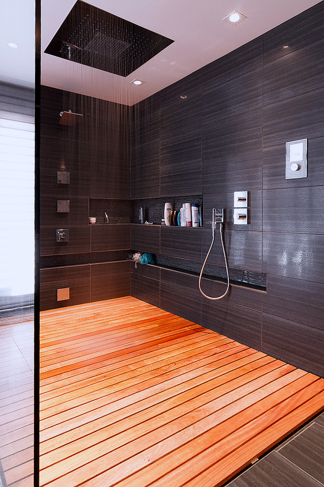 Esempio di una grande stanza da bagno padronale contemporanea con doccia aperta, piastrelle marroni, piastrelle in ceramica e pavimento con piastrelle in ceramica