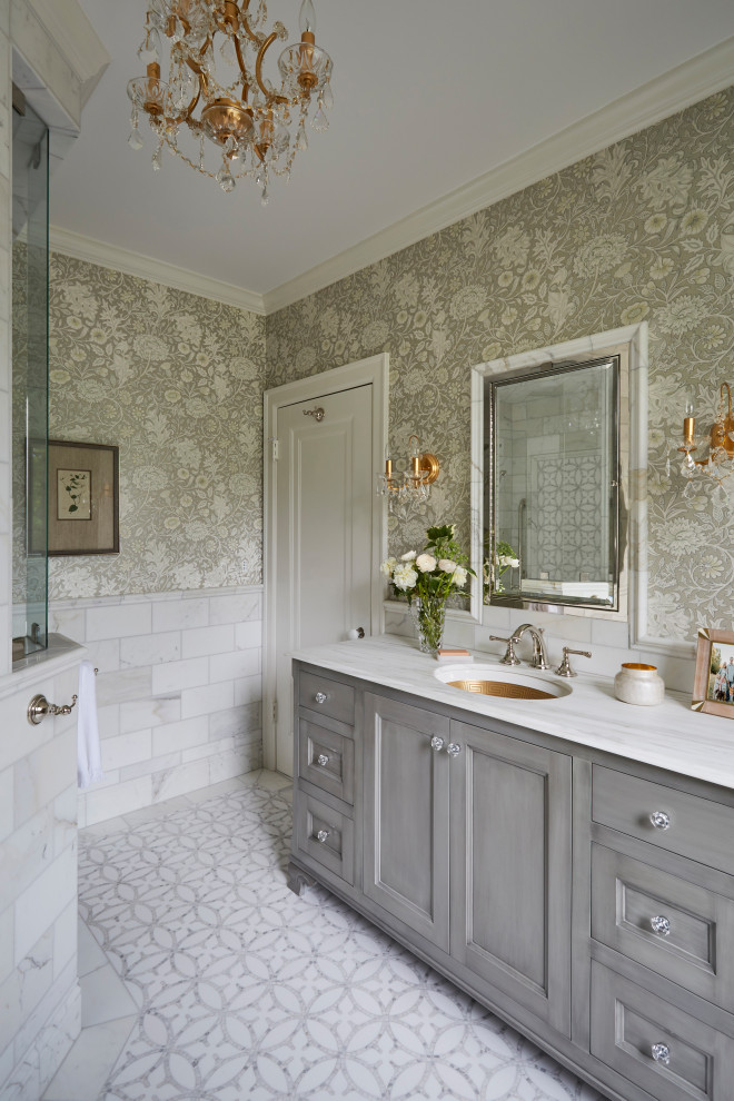 Стильный дизайн: главная ванная комната среднего размера в классическом стиле с фасадами с утопленной филенкой, серыми фасадами, душем без бортиков, унитазом-моноблоком, белой плиткой, плиткой кабанчик, серыми стенами, полом из мозаичной плитки, врезной раковиной, столешницей из кварцита, белым полом, душем с распашными дверями, белой столешницей, нишей, тумбой под одну раковину, напольной тумбой и обоями на стенах - последний тренд