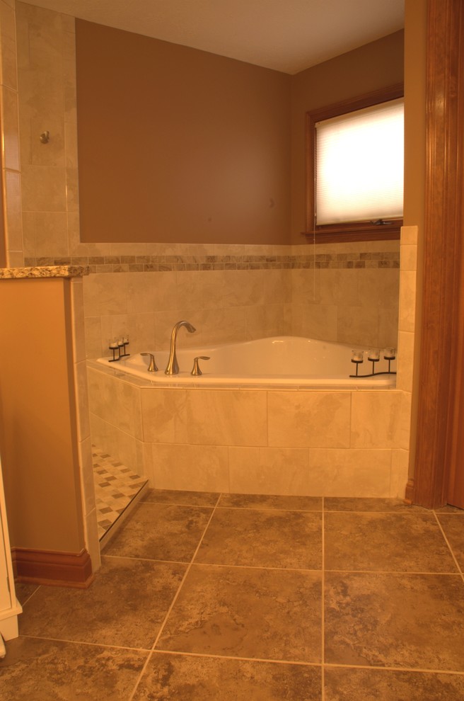 Idéer för att renovera ett mellanstort vintage en-suite badrum, med granitbänkskiva, ett hörnbadkar, en öppen dusch, beige kakel, keramikplattor och klinkergolv i keramik