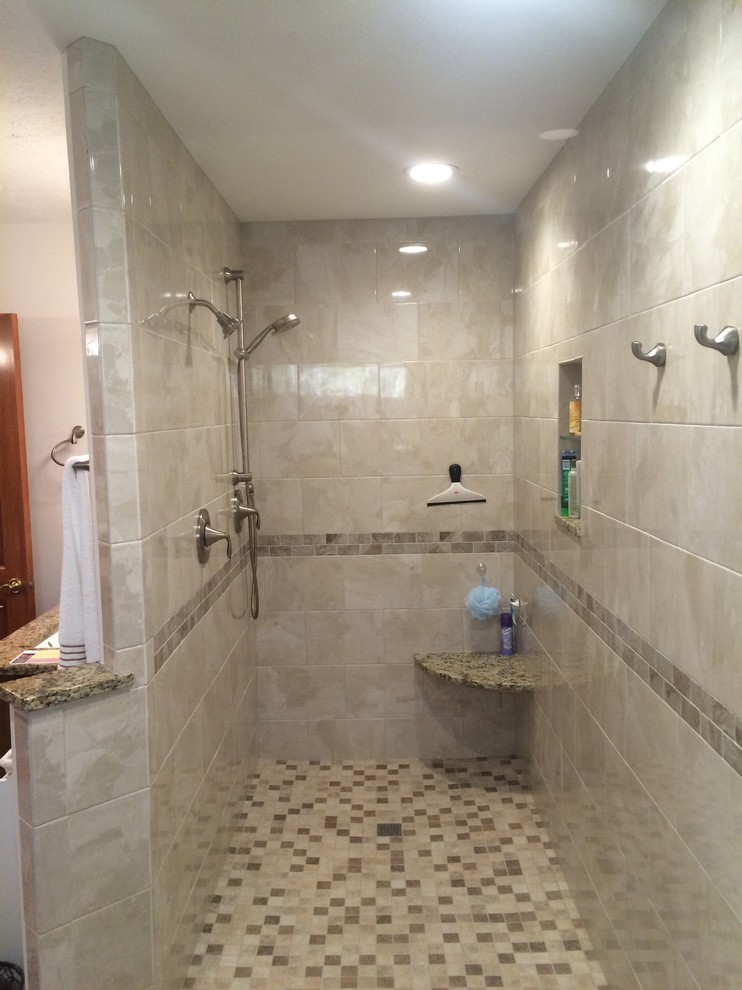 Foto på ett mellanstort vintage en-suite badrum, med granitbänkskiva, ett hörnbadkar, en öppen dusch, beige kakel, keramikplattor och klinkergolv i keramik